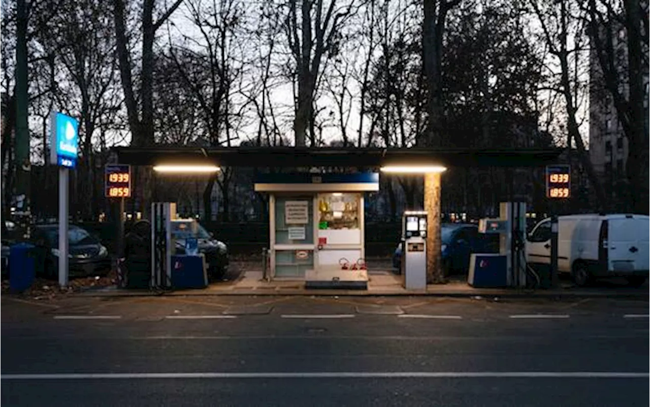 Bonus benzina, a breve gli 80 euro sulla Social card: quando arrivano