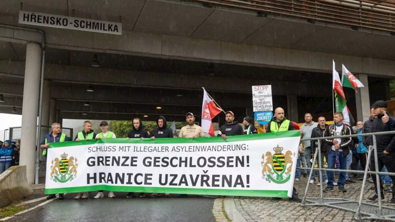 Protest: Symbolische Blockade an Grenze als Protest gegen Asylpolitik