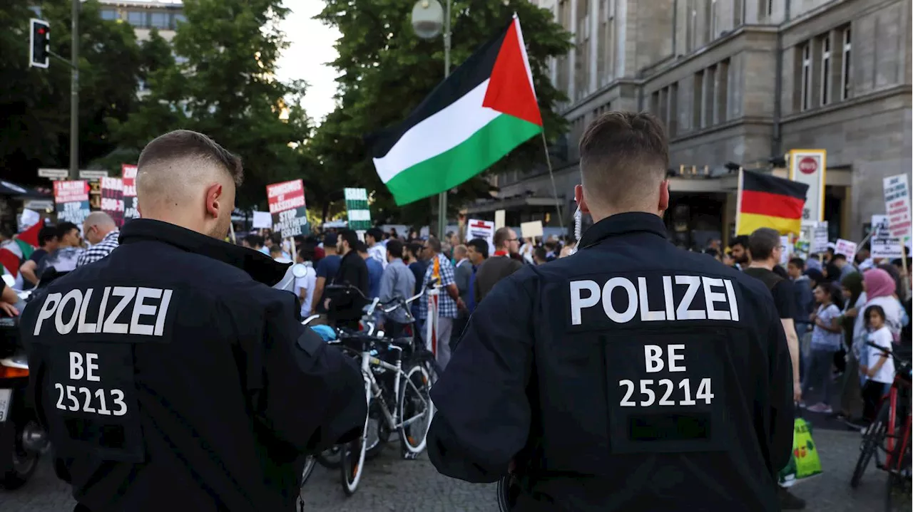 Eine brennende Israel-Fahne und viele Schmierereien: Berliner Polizei zieht nach Demo-Freitag eine erste Bilanz