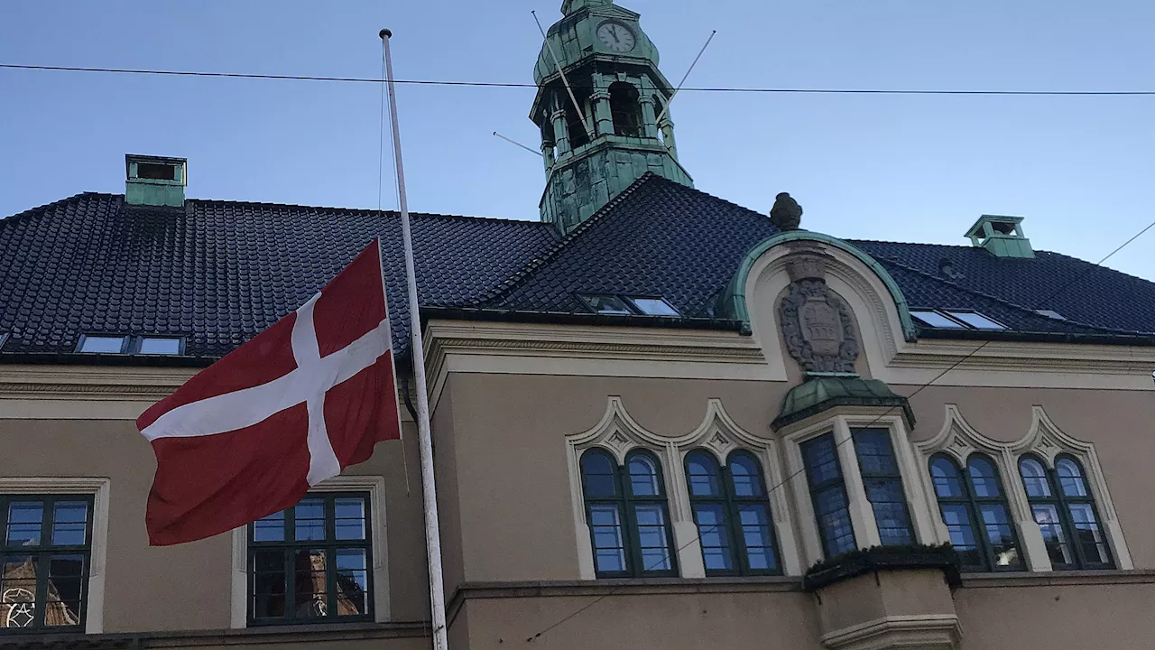 Rådhuset i Aalborg flager på halv lørdag