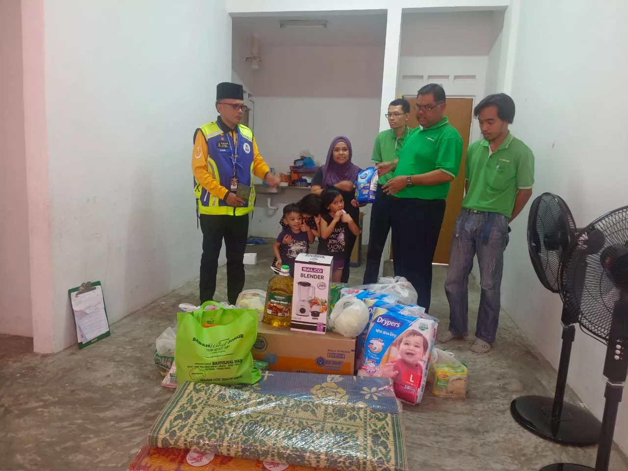 Ibu tunggal pujuk anak minum teh, air suam ganti susu