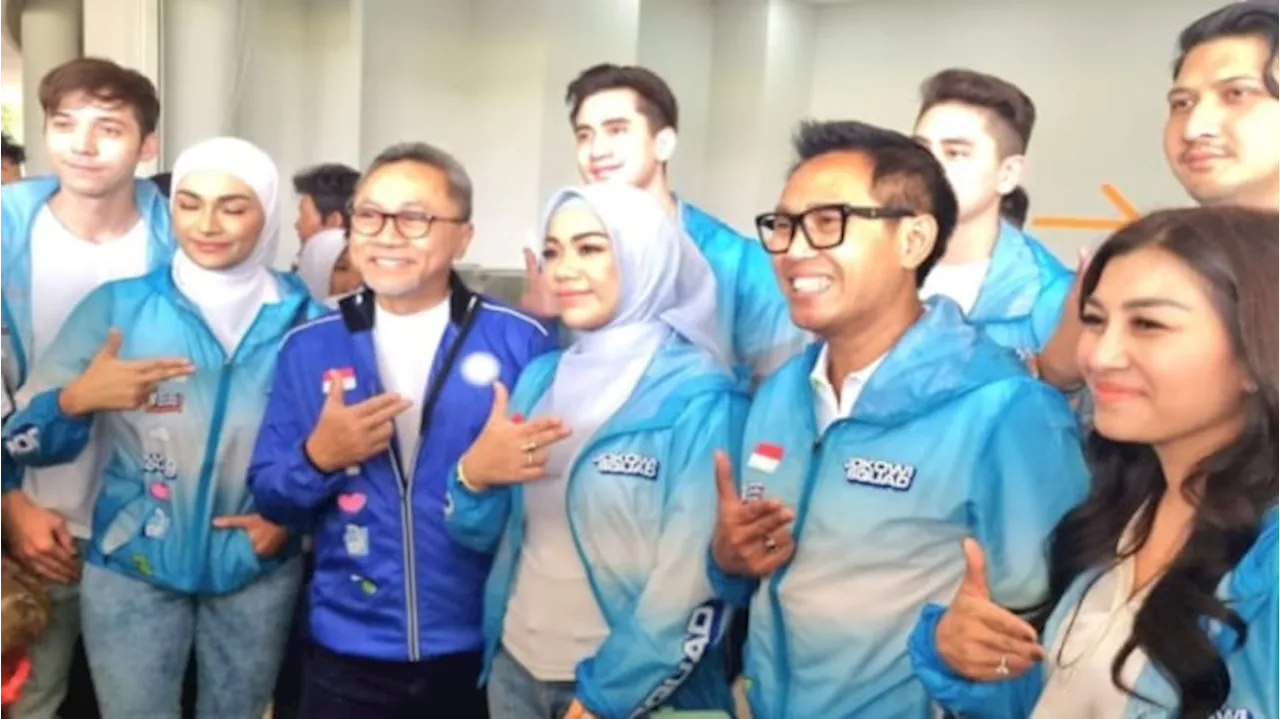 Zulhas Bareng Elite PAN Kompak Pakai Jaket Wajah Jokowi: Bentuk Support ke Presiden