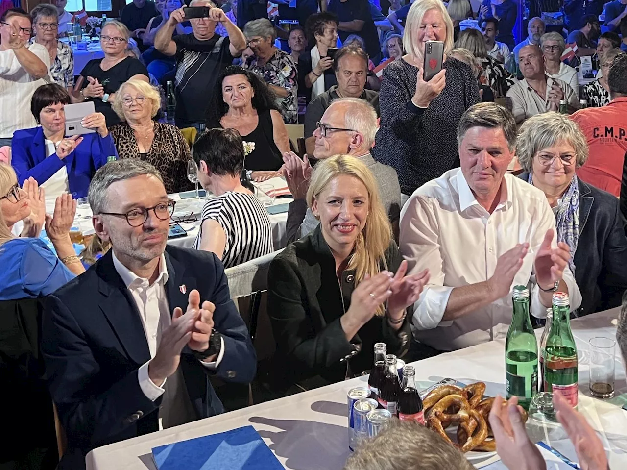 Anhänger und Demonstranten: Herbert Kickl in Bregenz