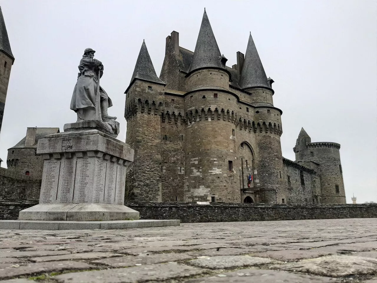 Attentat à Arras : un rassemblement à Vitré pour rendre hommage à l'enseignant tué