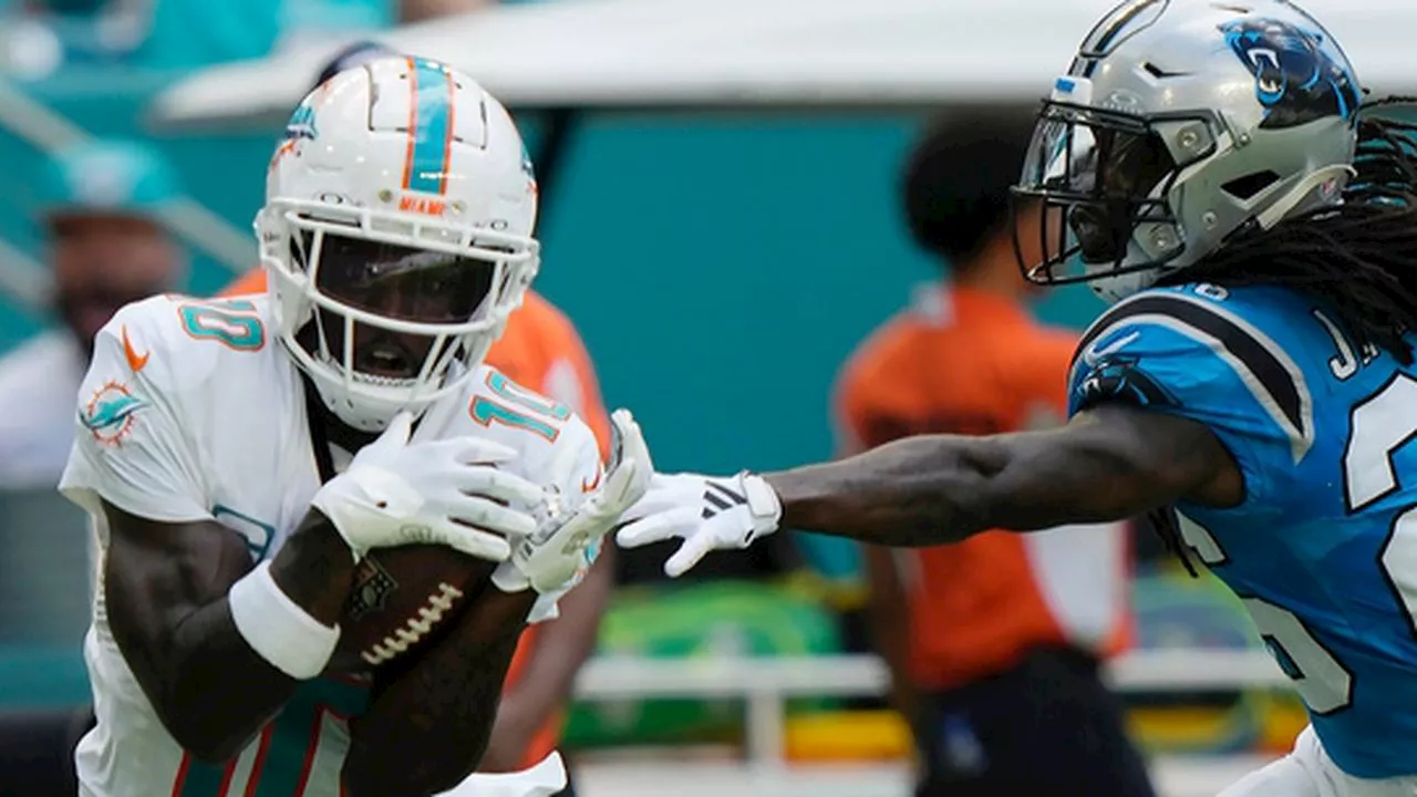 Dolphins’ Tyreek Hill gets penalty for using phone after touchdown