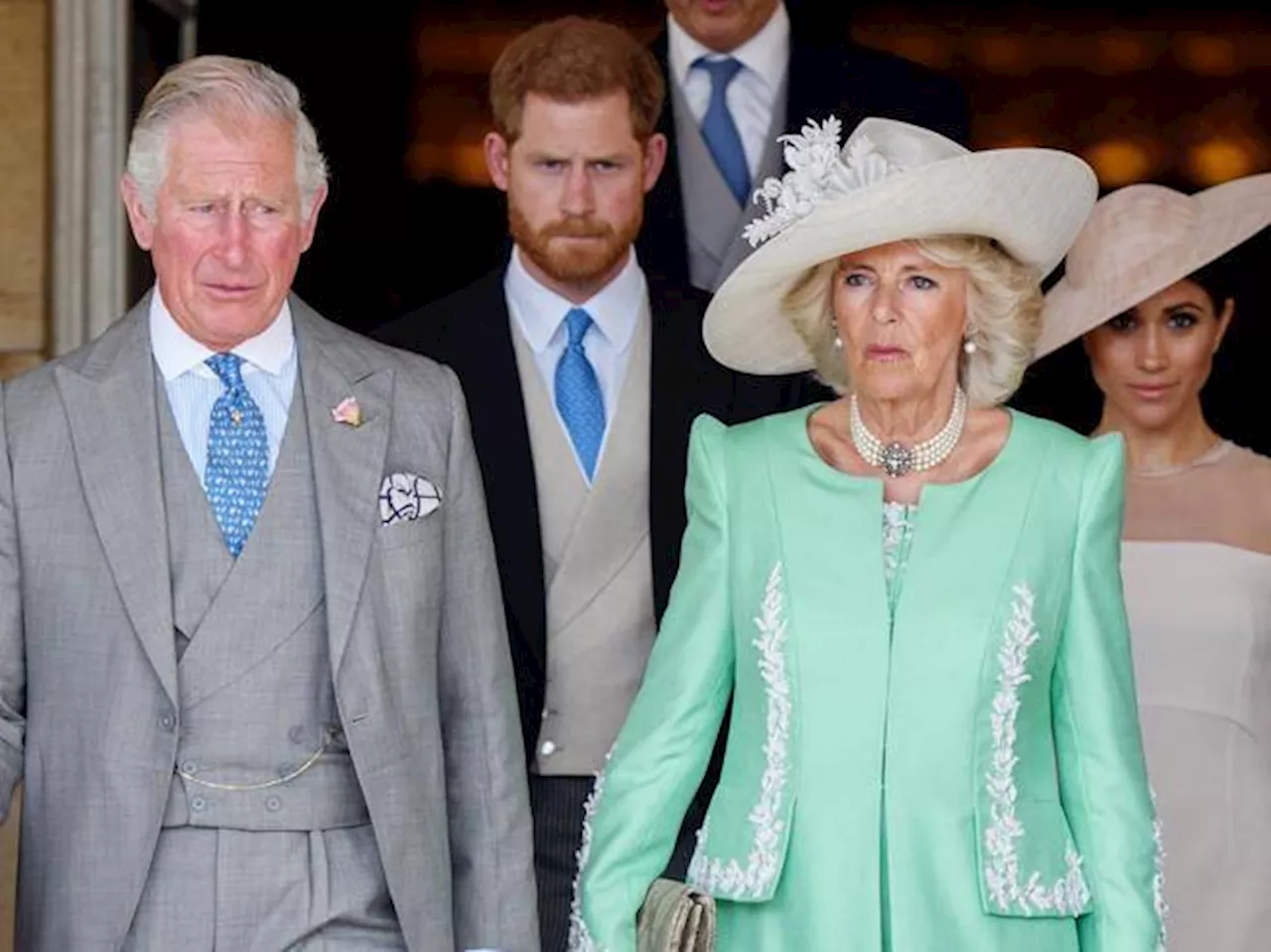 Re Carlo e Camilla, tensione a Buckingham Palace: «Lite accesa per colpa di Harry»