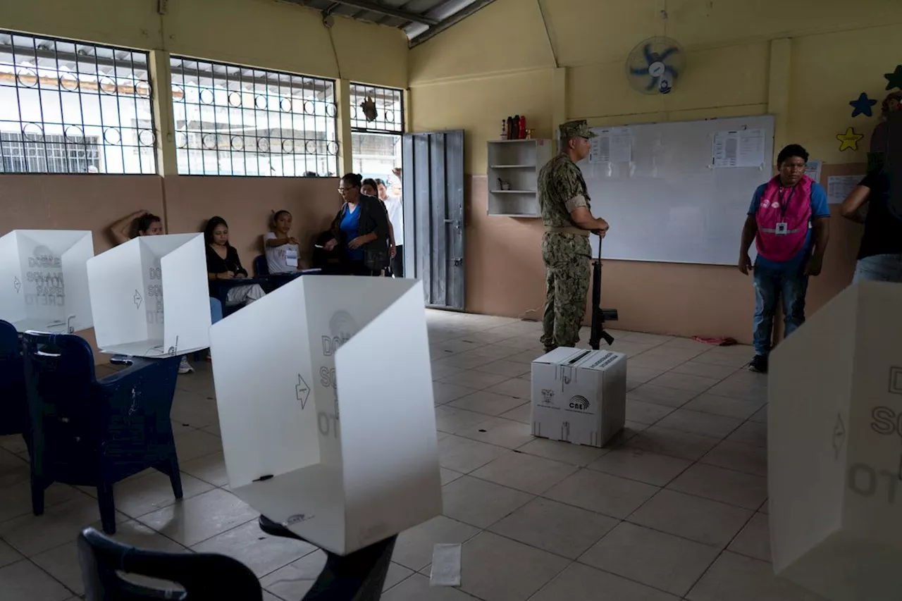 La valentía de votar en las ciudades tomadas por el narco en Ecuador