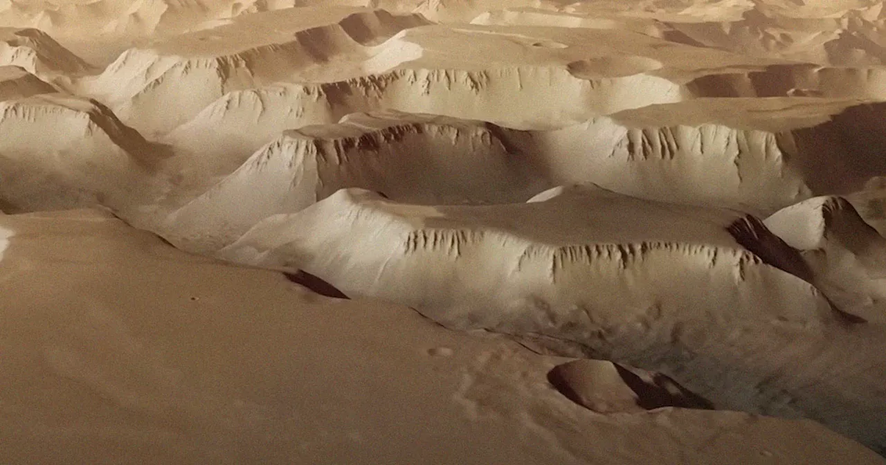 Amazing Video Soars Over Mars' Epic 'Labyrinth of Night'