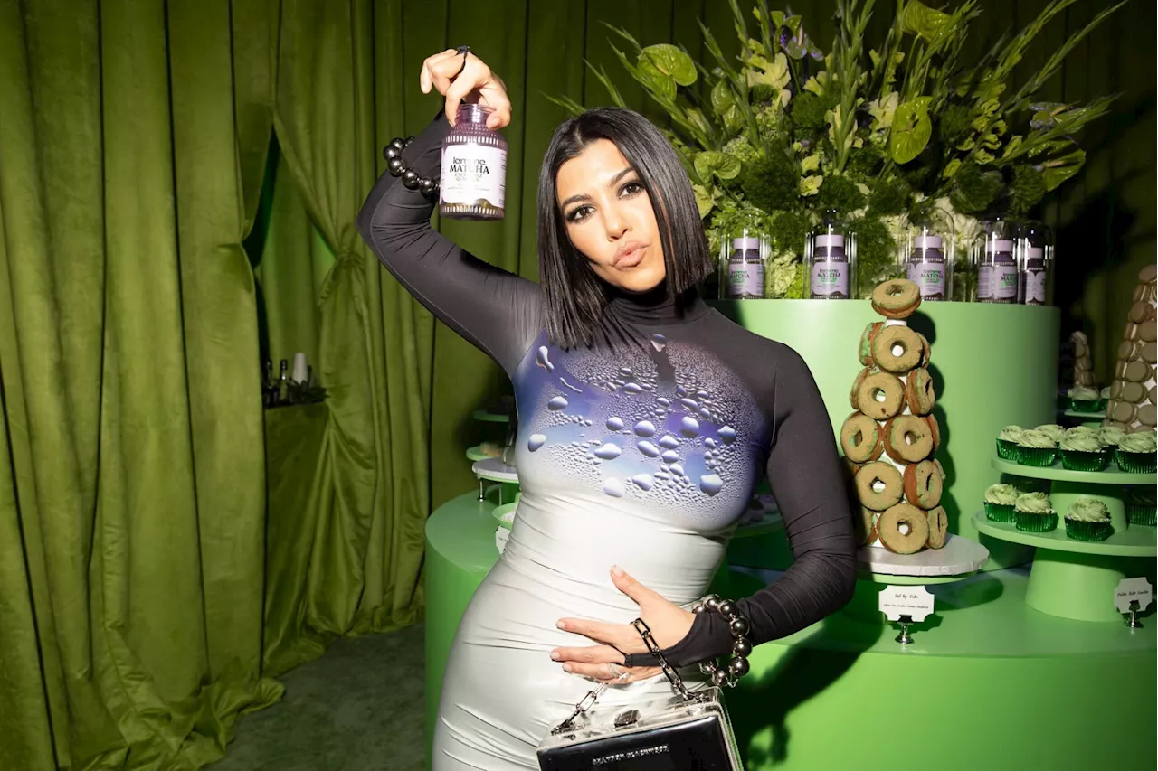 Kourtney Kardashian dévoile son baby bump et son fessier dans un photoshoot ultra hot !