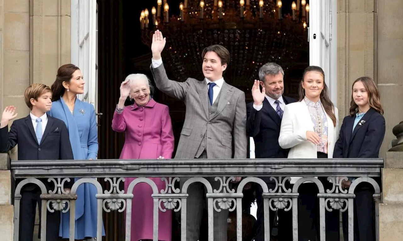 Christian de Dinamarca celebra su 18º cumpleaños con el tradicional saludo en el balcón del palacio...