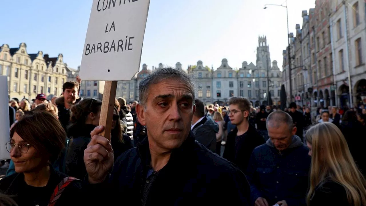 Attentat islamiste : hommage d'Arras à Dominique Bernard, le gouvernement affiche sa « fermeté »