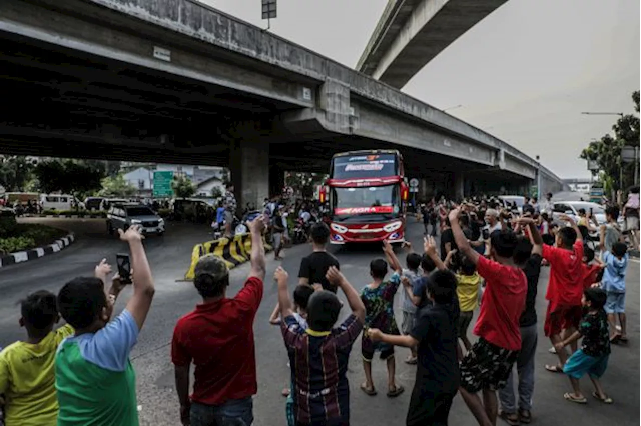 Hiburan Klakson Telolet di Gerbang Tol