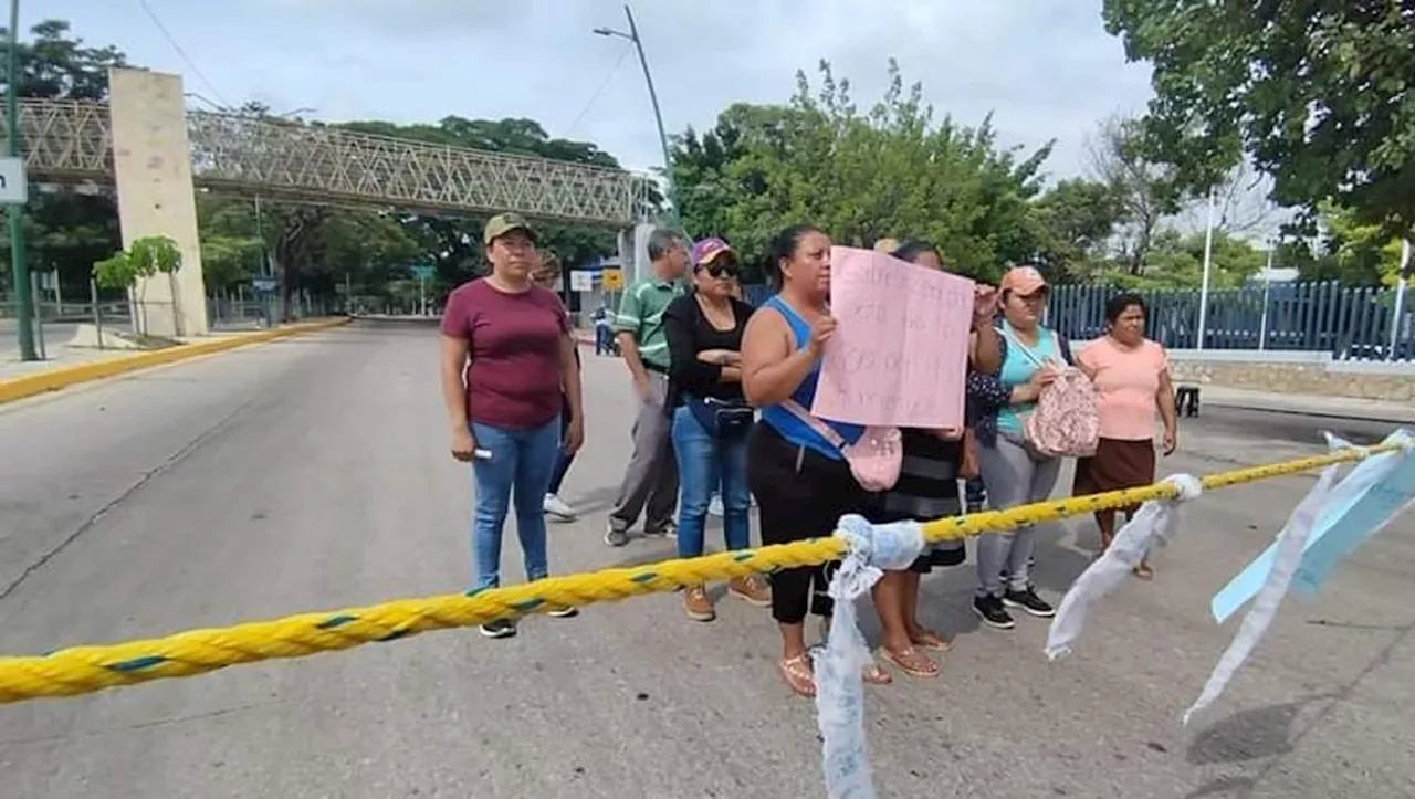 Protestan familiares de 8 policías que fueron retenidos en Frontera Corozal, Chiapas