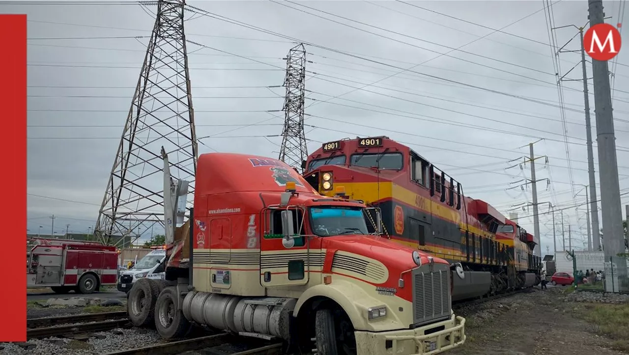 Tren impacta tractocamión en San Nicolás; dos personas resultan lesionadas