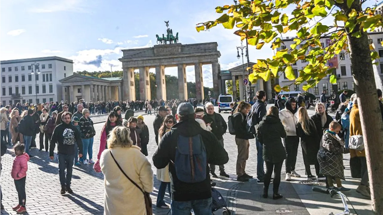 Brandenburger Tor: Eine Stunde anstehen für polnische Wahl