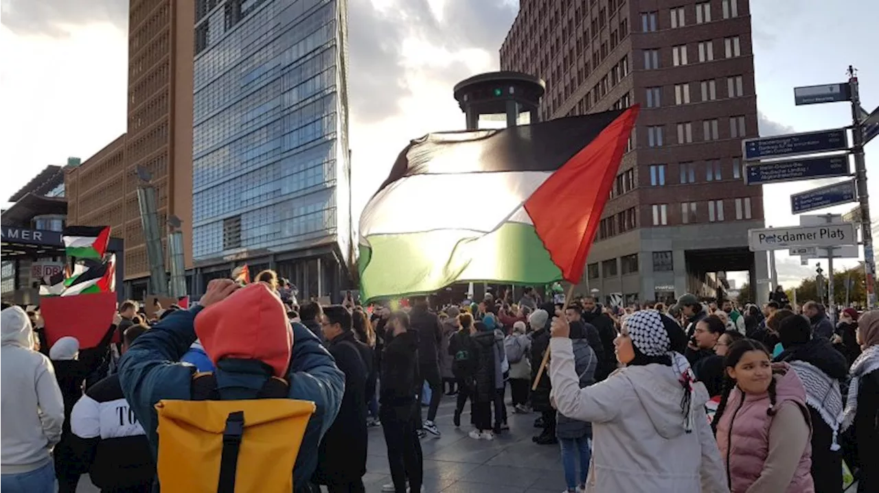 Potsdamer Platz: Illegale palästinensische Demo – Polizei greift ein