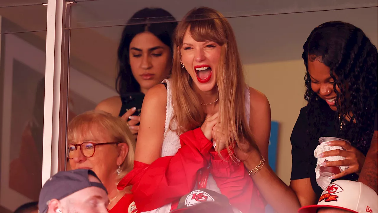 Taylor Swift and Travis Kelce appear on ‘SNL' season debut