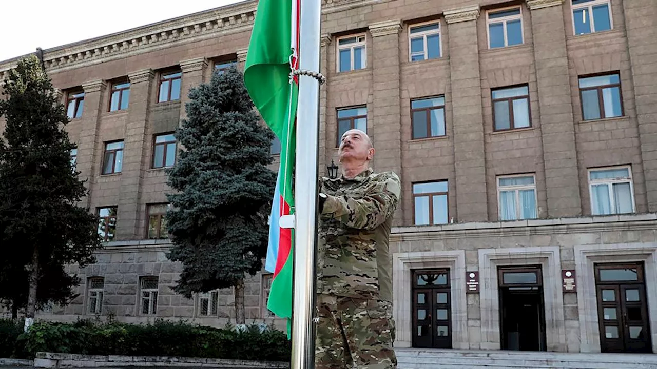 President Azerbeidzjan hijst vlag in hoofdstad van Nagorno-Karabach