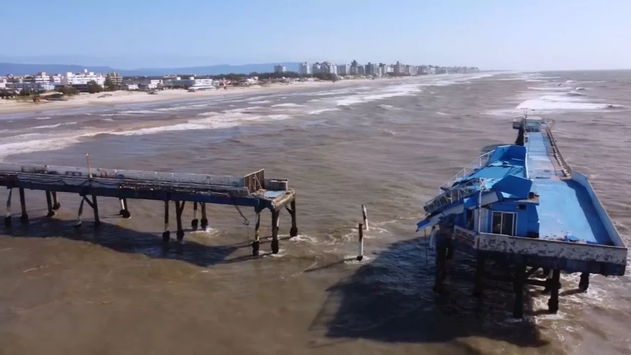 Ponto turístico em praia no Rio Grande do Sul desaba