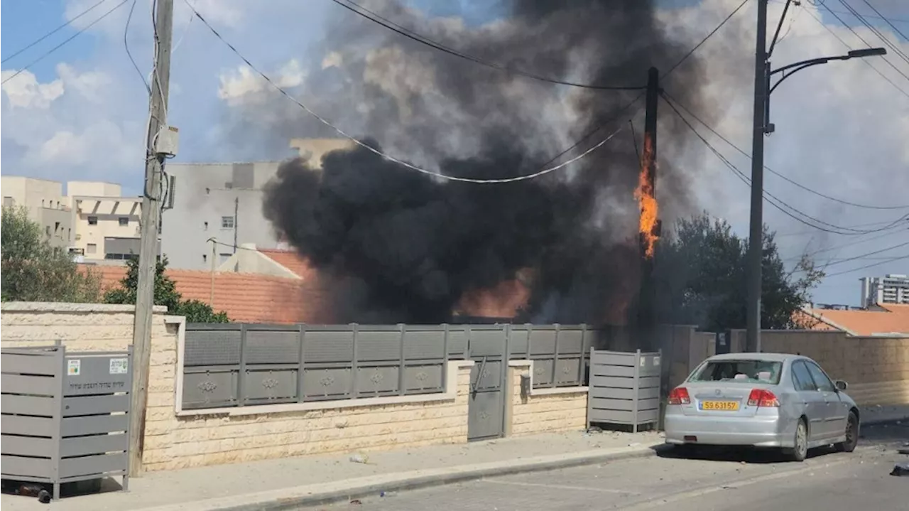 إعلام إسرائيلي: إصابة مباشرة لمنزل في سديروت بصاروخ أطلق من غزة 'صور+ فيديو'