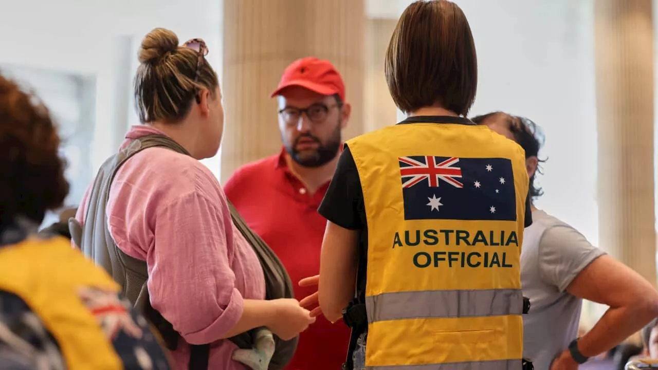 Government 'working intently' to get Australians out of Israel and Gaza after flights cancelled