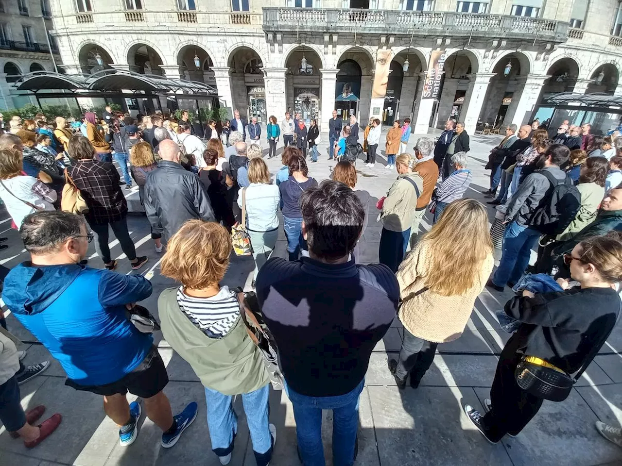 Bayonne : environ 400 personnes réunies en hommage à Dominique Bernard, l’enseignant assassiné à Arras