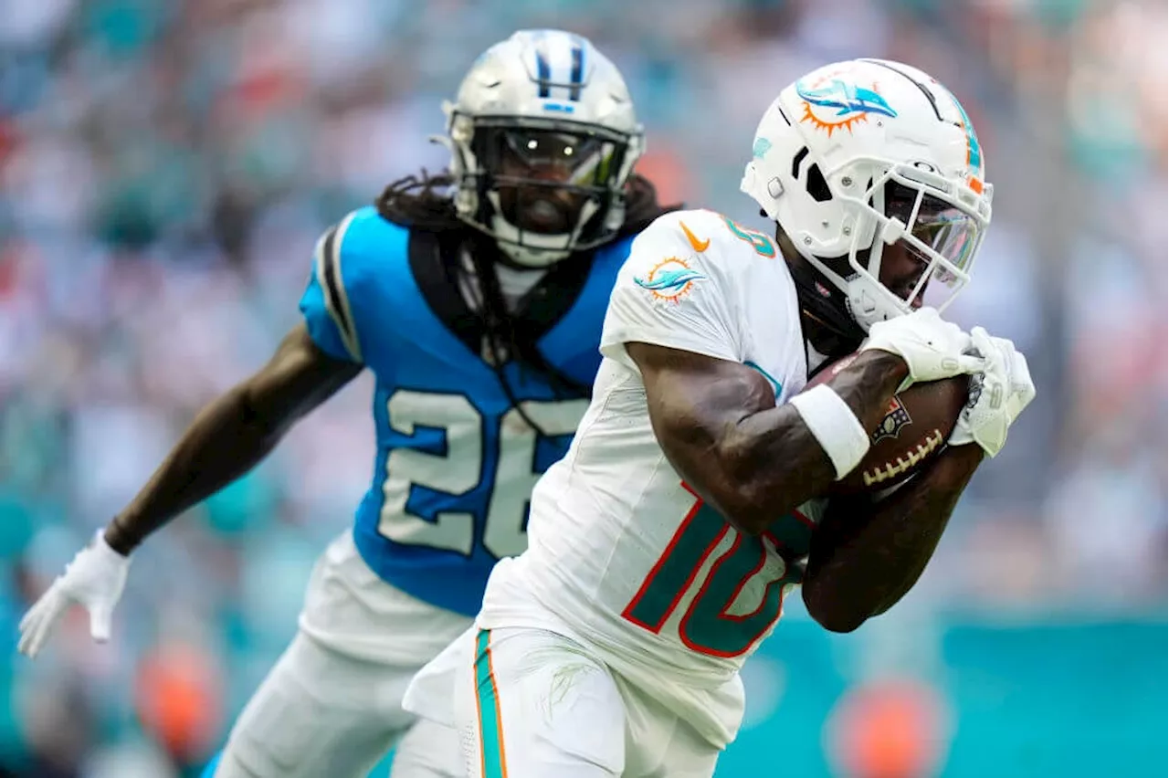 Dolphins’ Tyreek Hill leaves vs. Panthers with cramping