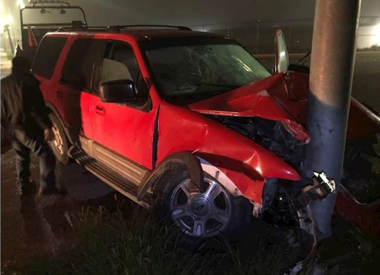 Hombre en aparente estado de ebriedad choca contra semáforo y destroza su camioneta, en Ramos Arizpe