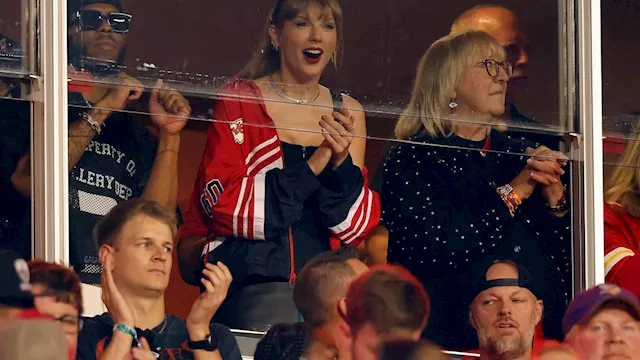 Travis Kelce Makes Cameo Appearance in Taylor Swift 'SNL' Sketch –  Hollywood Life