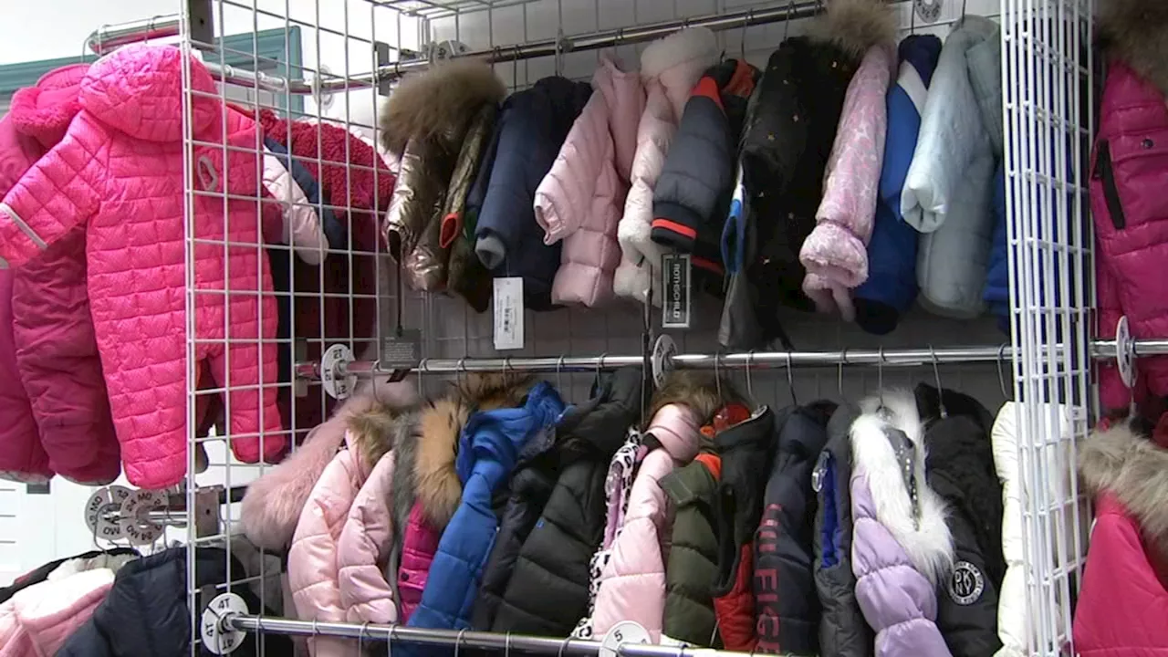 Chicago migrants get donations of winter coats for children at 14th District police station