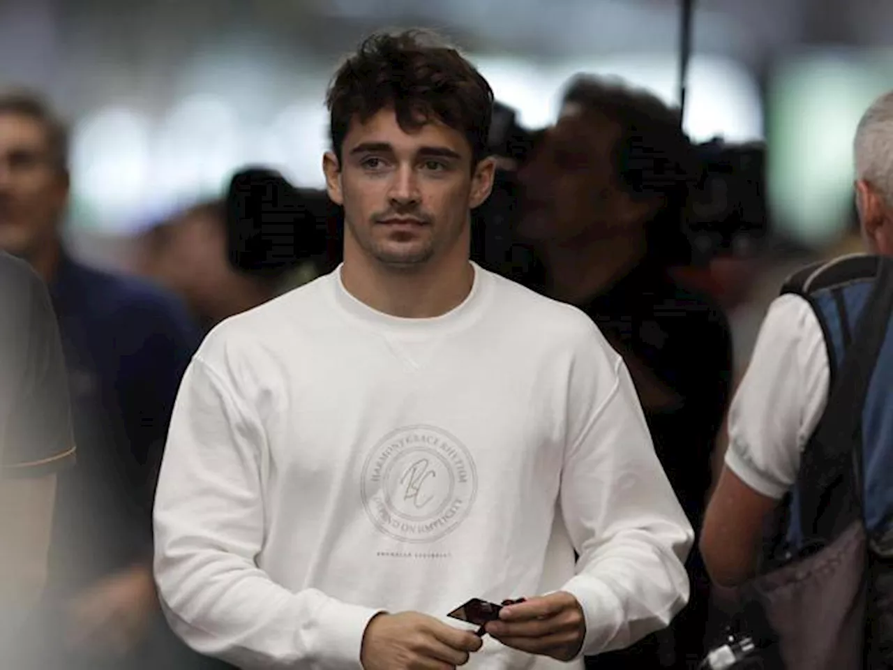 Charles Leclerc compie 26 anni: la fidanzata, la moda e la passione per il piano