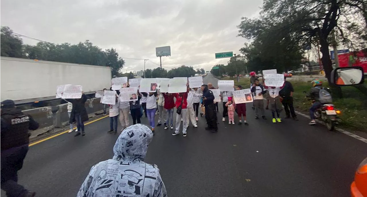 Manifestantes bloquean la México-Querétaro; exigen liberación de un joven