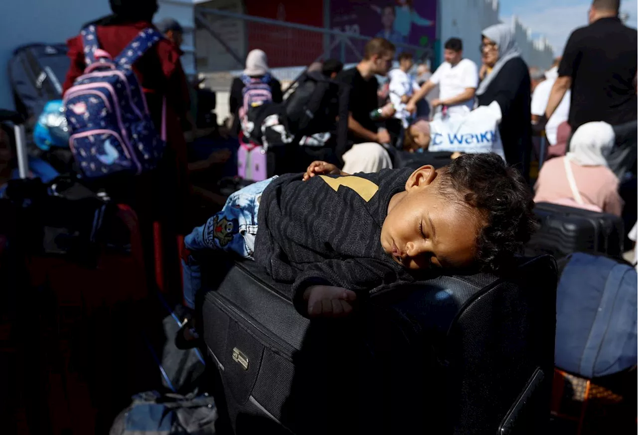 | La huida desde el norte de Gaza: “Solo encuentro bombas y personas muertas, puede que algún día acabe como ellos”