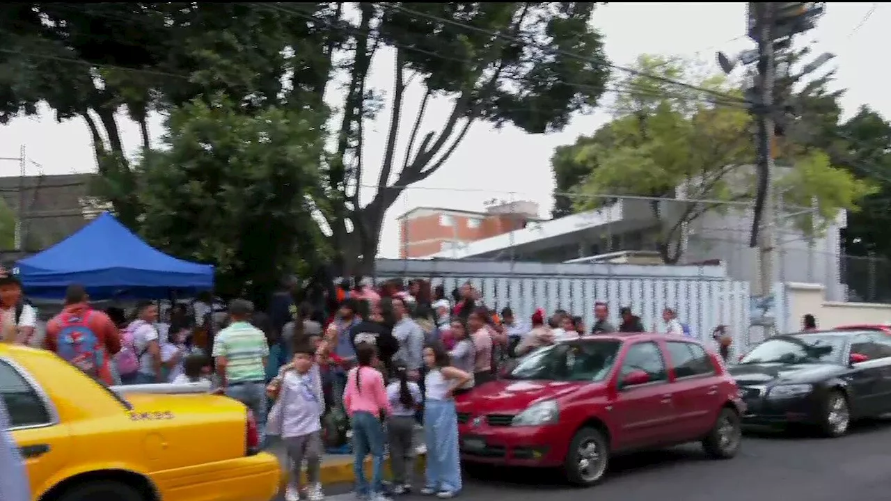 Padres de Familia y Vecinos Se Pelean Afuera de Primaria en Iztapalapa