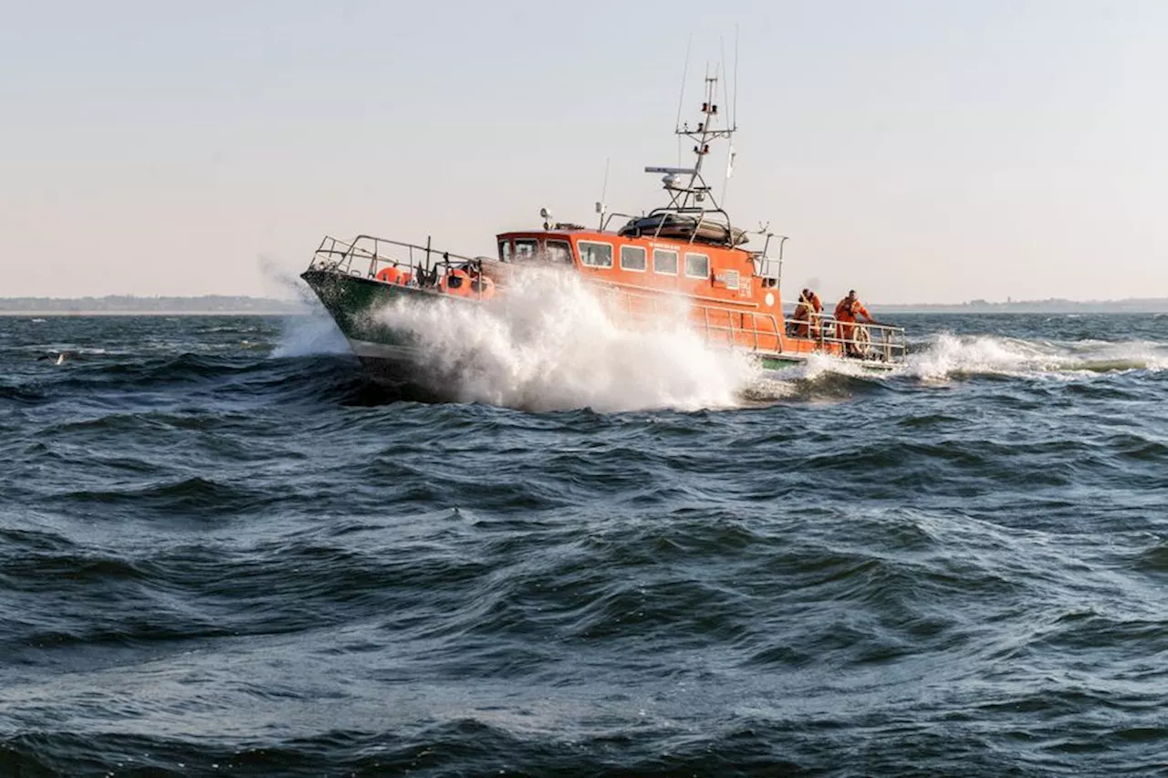 Mer. Naufrage d'un navire de pêche au large de Saint-Quay-Portrieux