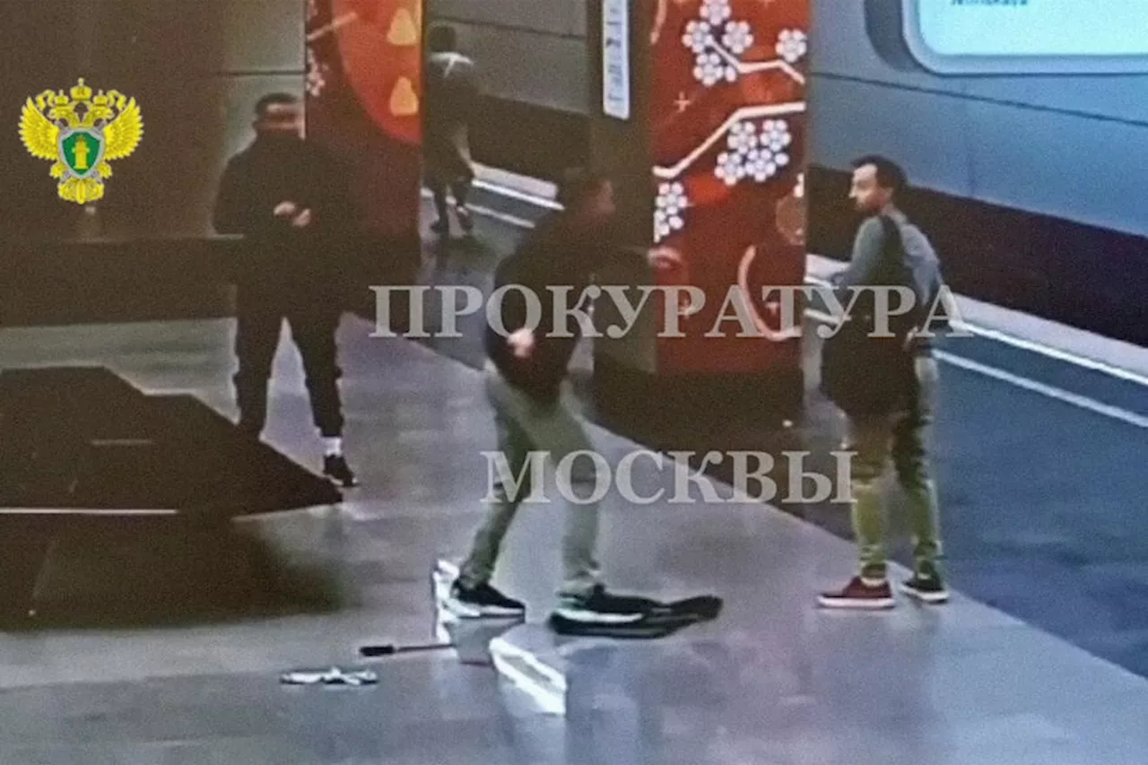 В московском метро мужчина с ножом напал на пассажира и попал на видео