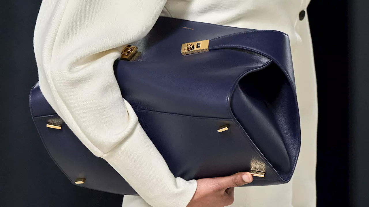 Pour l’hiver 2023, Ferragamo dévoile le « Hug bag », son sac star à étreindre à volonté