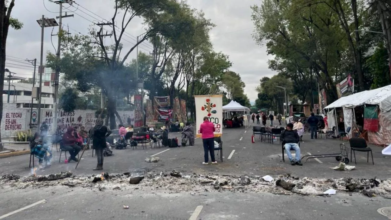 Plantón de otomíes sigue bloqueando la avenida México-Coyoacán pese a intento de desalojo