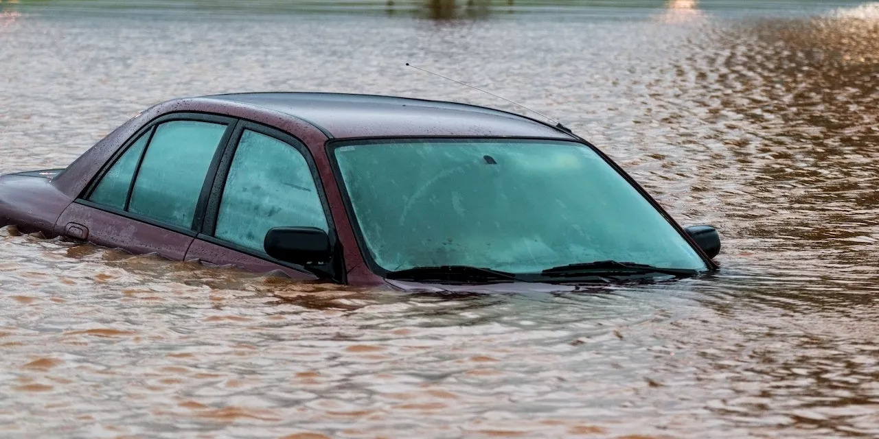 Mann entdeckt Auto in Fluss und zögert keine Sekunde