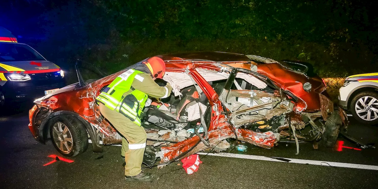 Mehrere Verletzte! Autos bei Kollision total zerstört