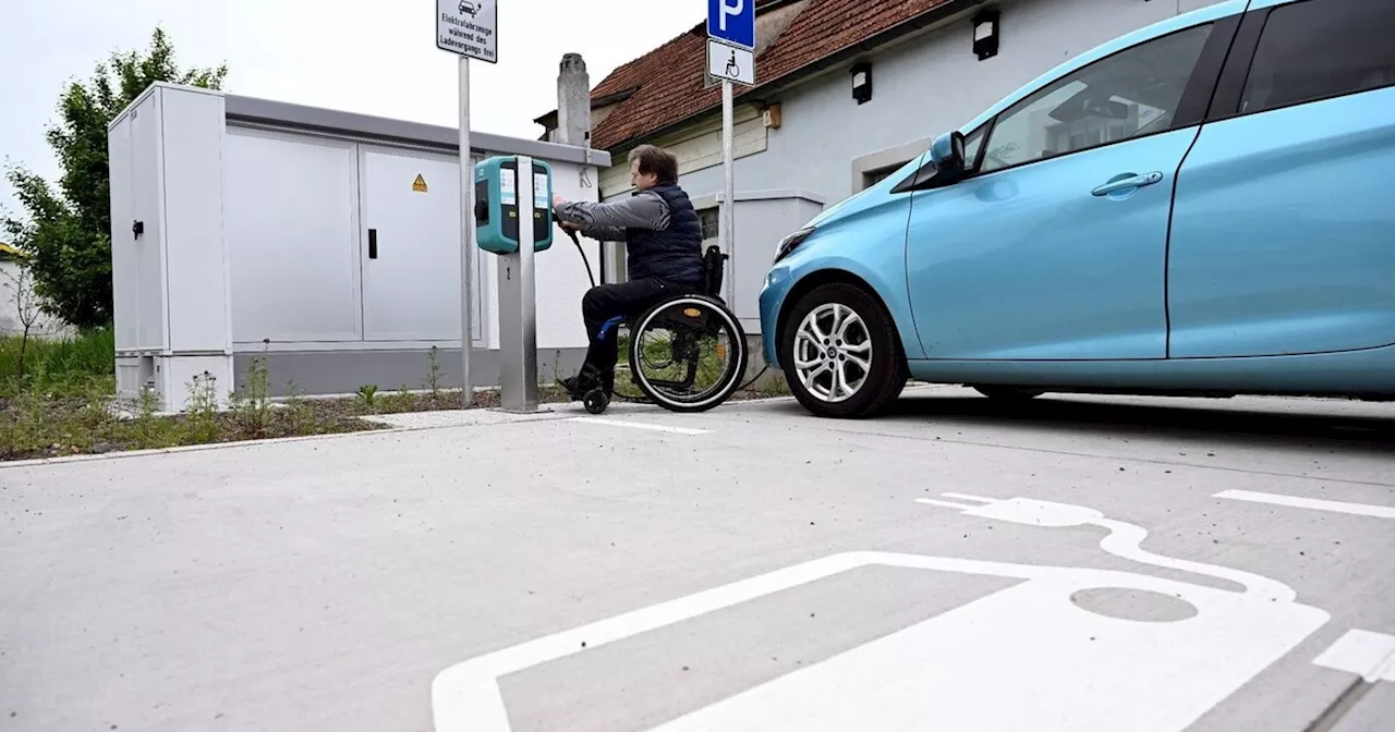 Mehr behindertenfreundliche E-Ladesäulen in Bayern