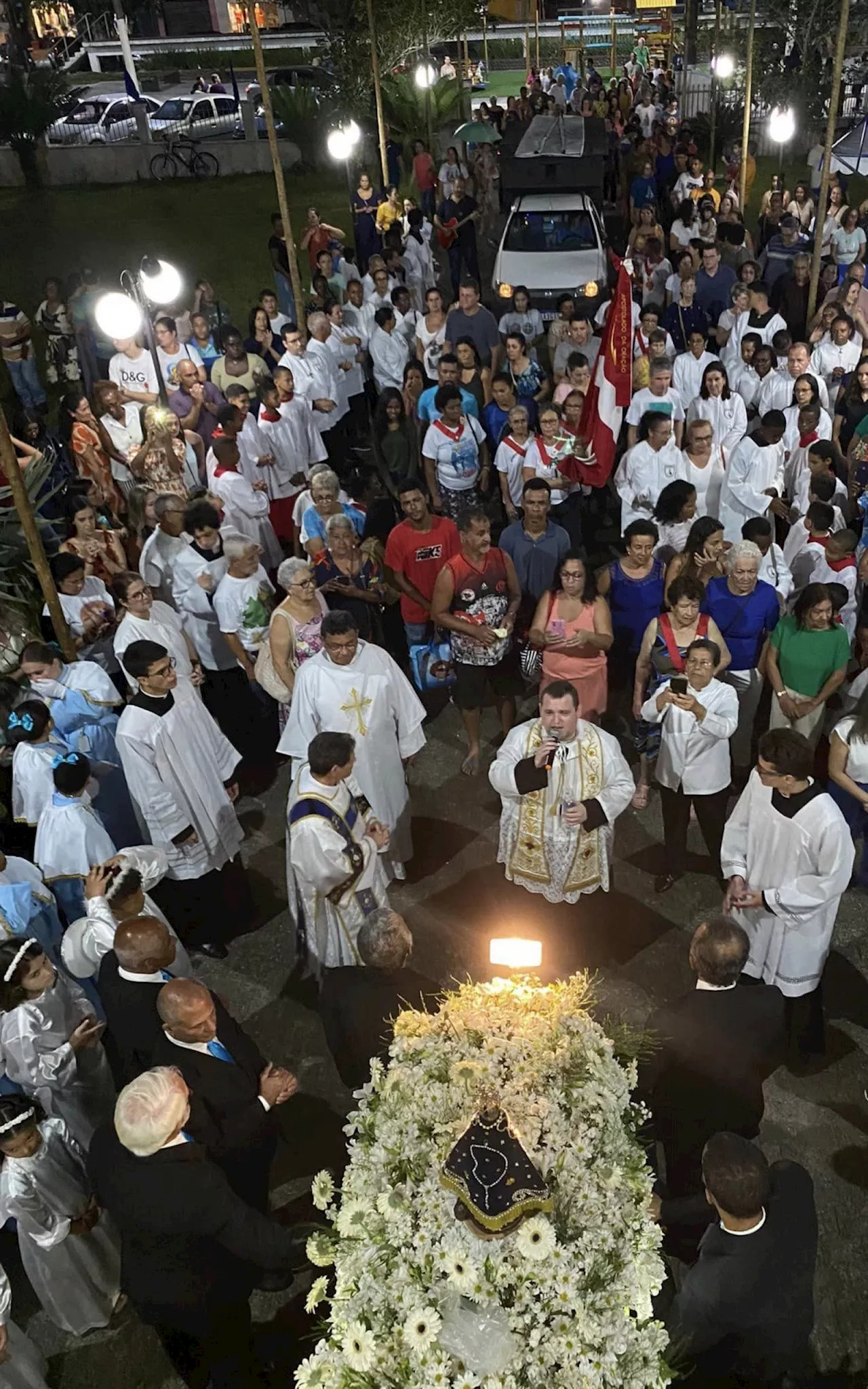 Fiéis comemoram dia da padroeira do Brasil com igreja lotada, orações e muita devoção