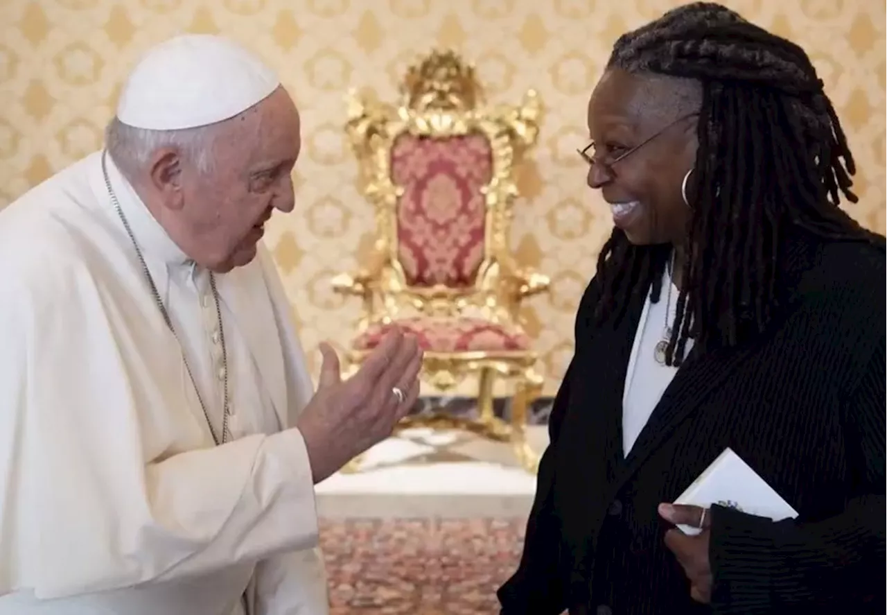 Whoopi Goldberg presenteia Papa Francisco com produtos de 'Mudança de hábito'