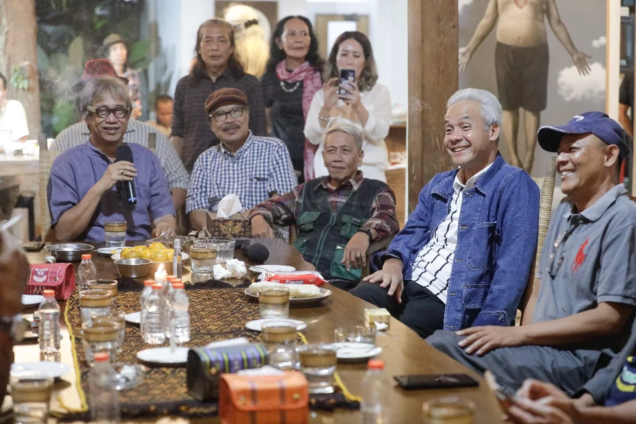 Lagi Ramai Soal MK, Ganjar Malah Gojek Kere Bareng Seniman Jogja