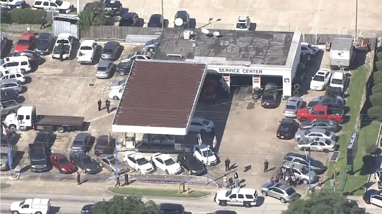 HPD: Man shot to death outside SE Houston auto shop