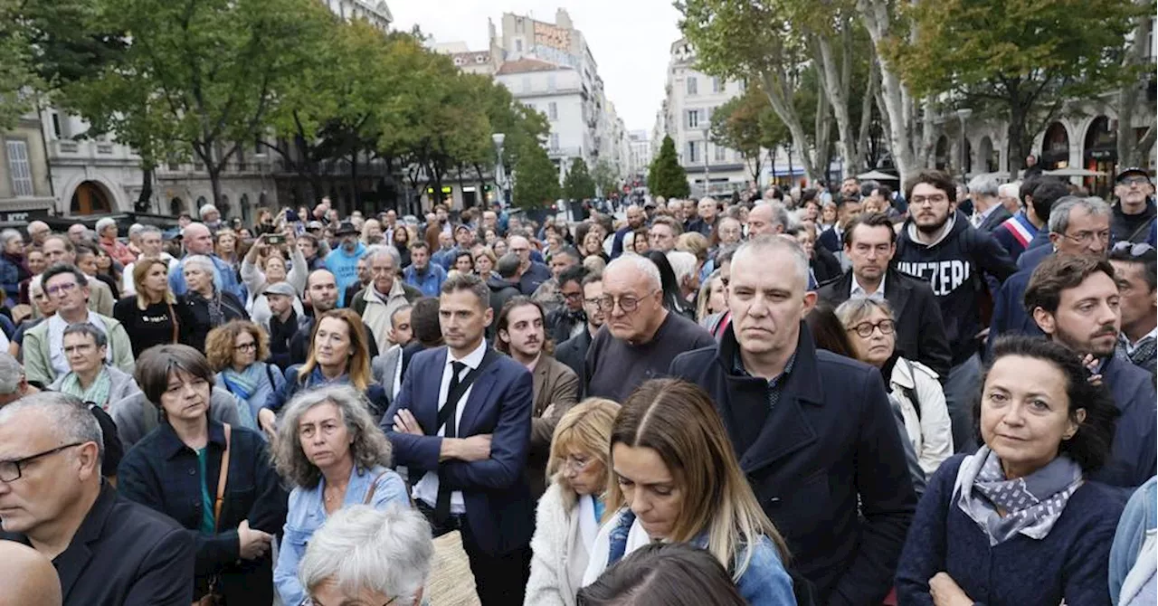 Marseille : plusieurs centaines de personnes rassemblées devant la préfecture en hommage à Dominique Bernard