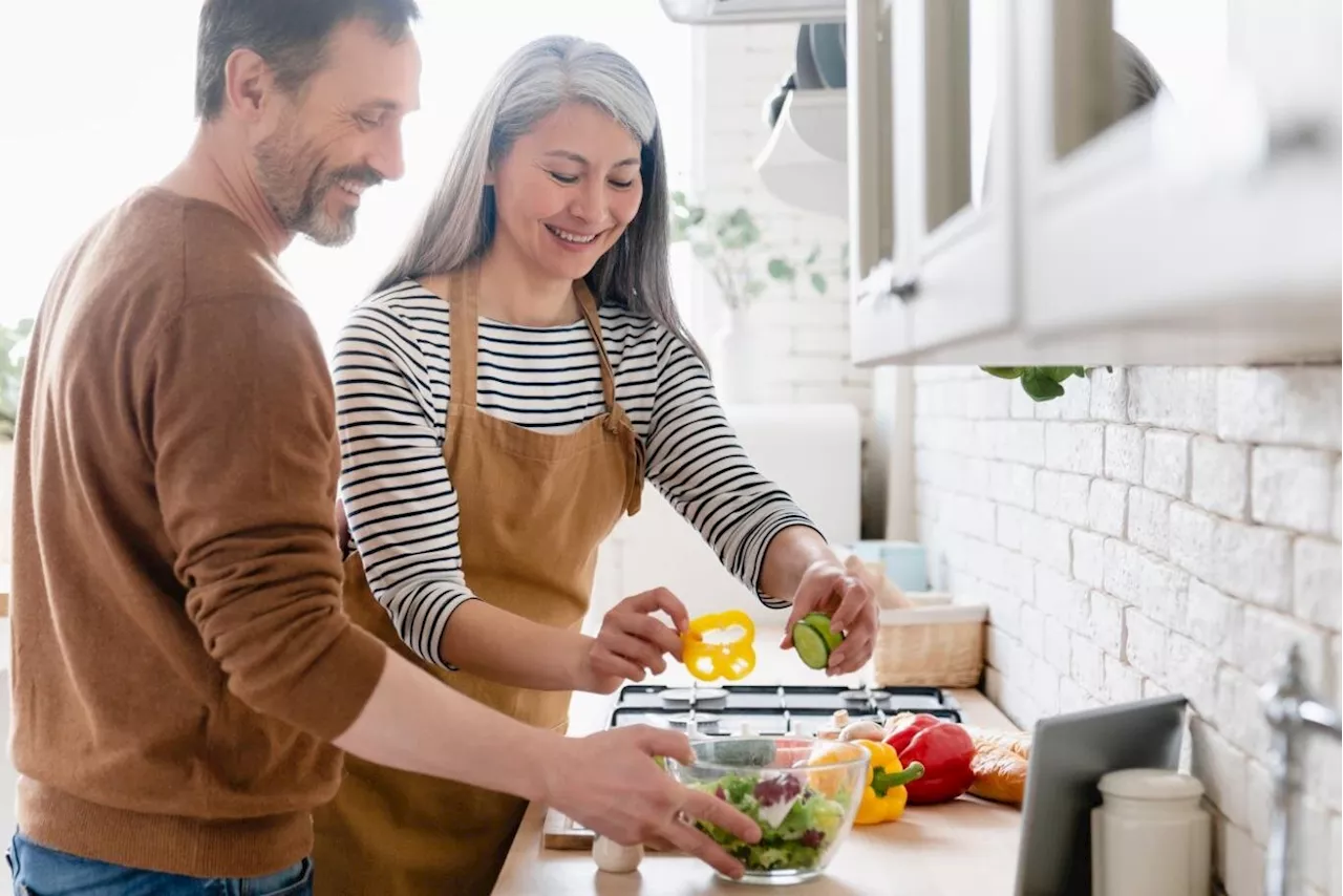 The two-way relationship between nutrition and aging