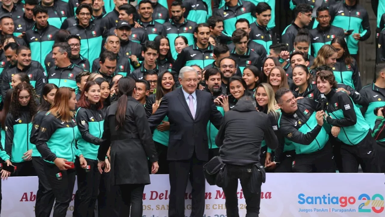 AMLO abanderó a la delegación que competirá en Juegos Panamericanos