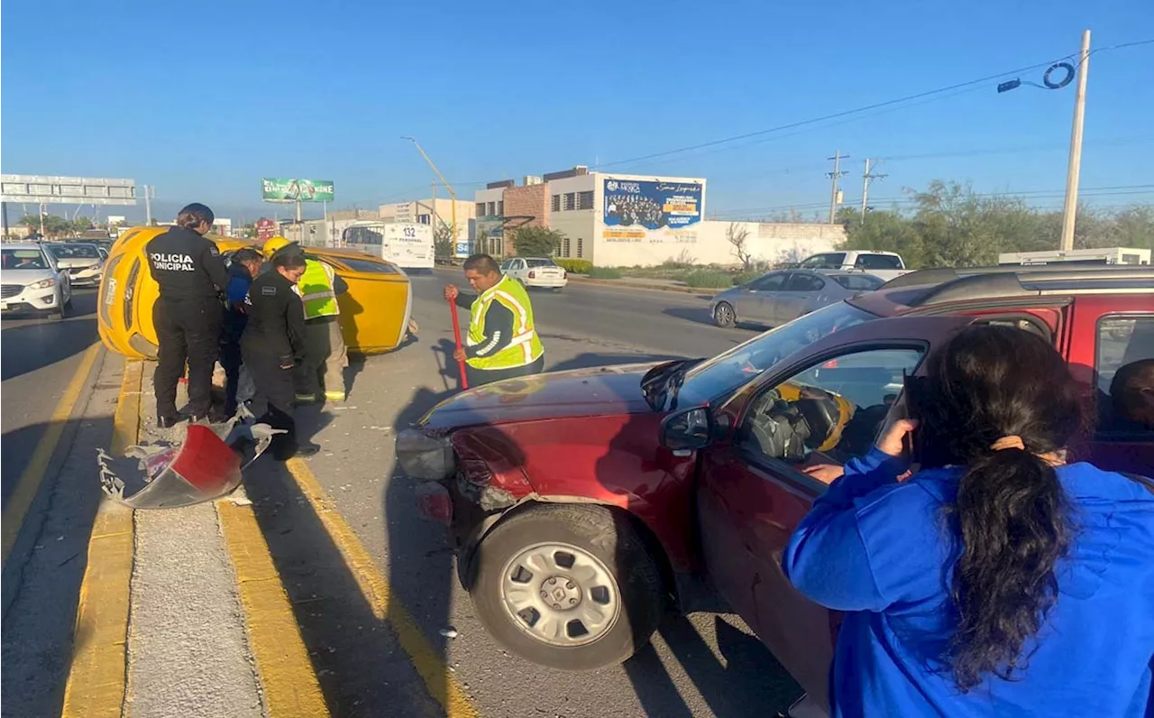 Taxi vuelca sobre carretera Torreón-Matamoros; una camioneta lo habría chocado