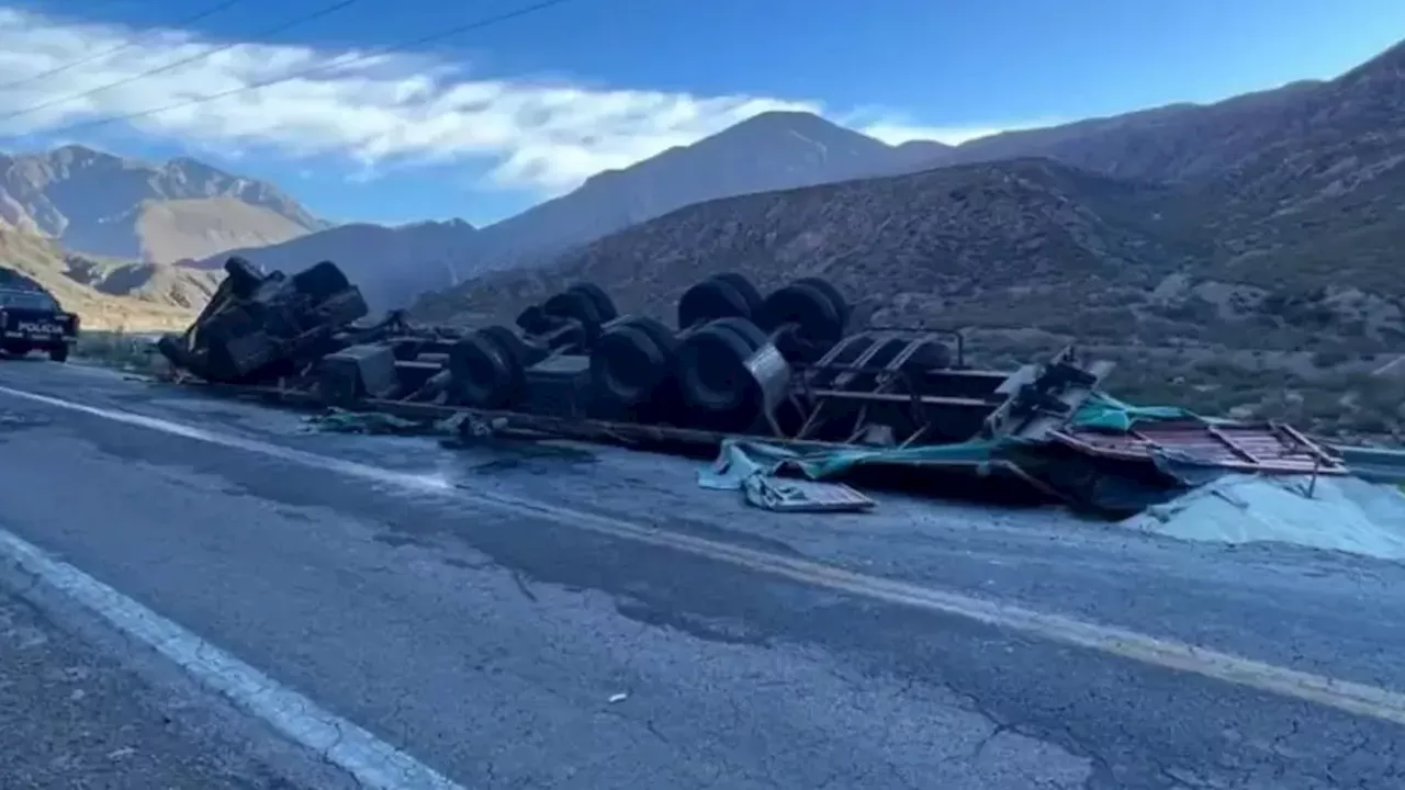 Mendoza: volcó un camión de arroz sobre la ruta 7 porque el chofer iba alcoholizado